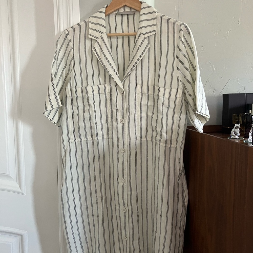 Everlane Black and White Striped Casual Button Down Shirt